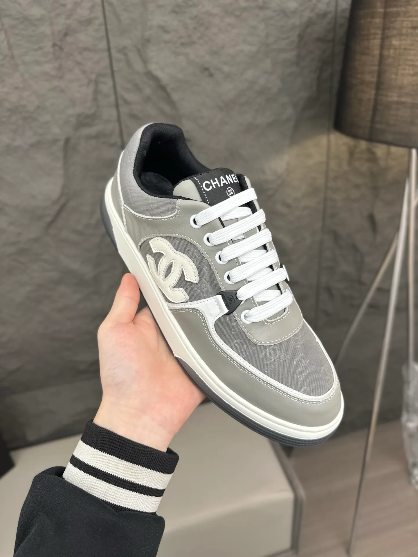 💰740 Chanel, 2024 spring new style / ♞size; 38~45 (38 45 customized) Men's Chanel sneakers, January's style premium is super serious, basically you can't buy it. The counter sister received this color and it happened to be in my men's size. I really didn't like it at first, but after I put it on, I found it to be very versatile. The same design of the diamond surface of the classic CF flap bag is very recognizable, and the double C The logo is not too high-profile. I love it. I recommend this one and you must try it on. You can’t tell how handsome it is by looking at the pictures.